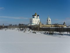 Вид на Псковский кремль с моста через реку Великая