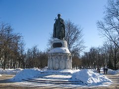 Памятник Княгине Ольге в Пскове работы скульптора Клыкова 