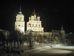 Вид на кремль со стороны реки Пскова