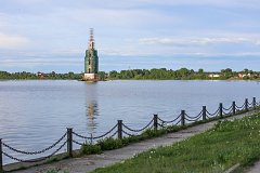 Набережная реки Волга с видом на колокольню в Калязине