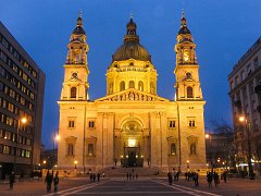 Вечерная подсветка собора Святого Иштвана в Будапеште
