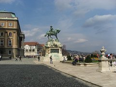 Памятник у Королевского дворца в Будапеште