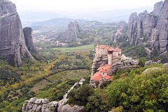 Вид на Фессалийскую долину, монастырь Русану и Метеоры