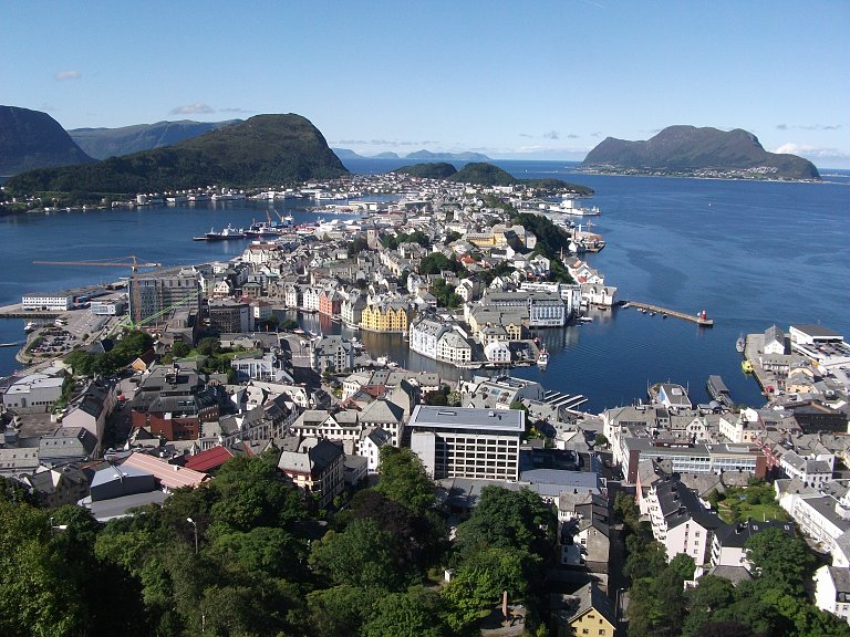 Вид со смотровой площадки на город Олесунн в Норвегии