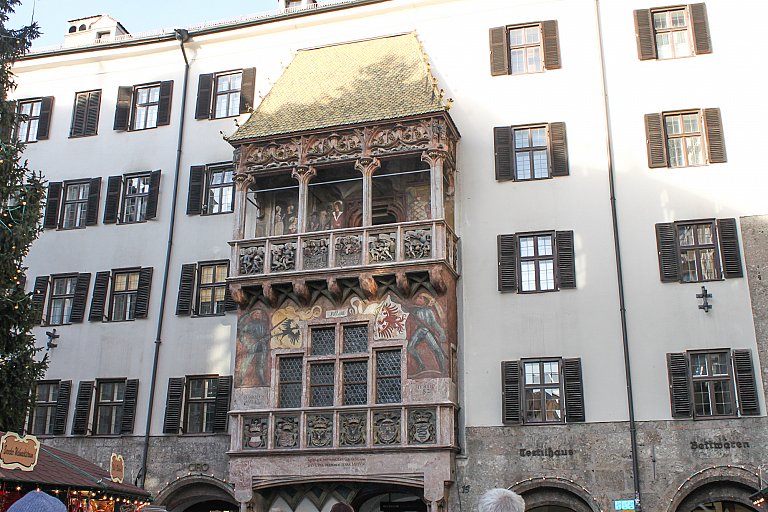 Золотая крыша на балконе бывшей резиденции тирольских королей в Инсбруке