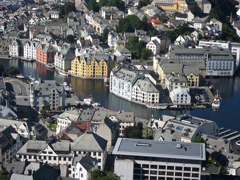 Центр города Олесунн в Норвегии