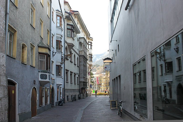 Узкая улица в центре Инсбрука