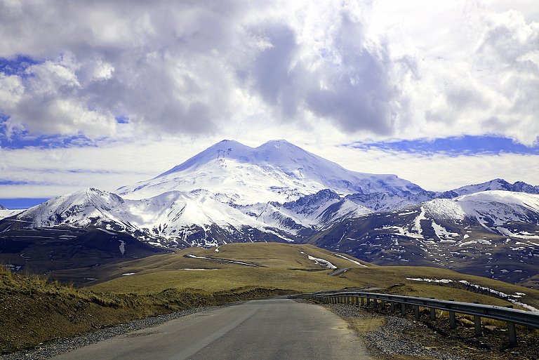 Гора Эльбрус - самая высокая горная вершина России