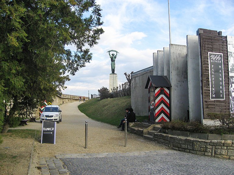 Вход в бункер цитадели Будапешта. На заднем плане - статуя Свободы.