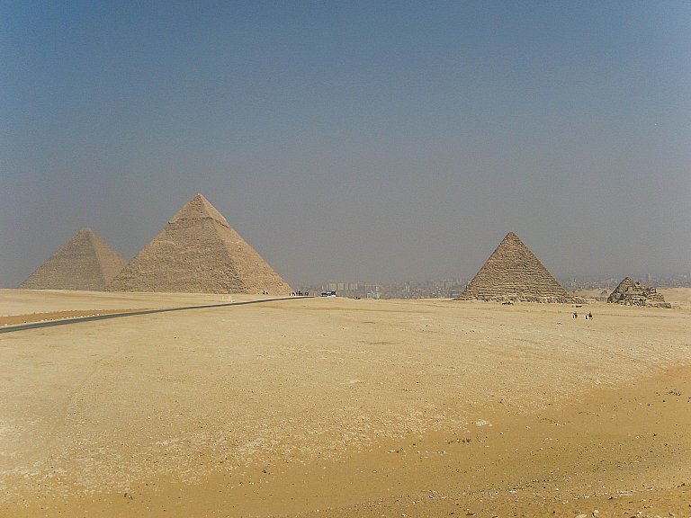 Великие Пирамиды на окраине Каира в Египте
