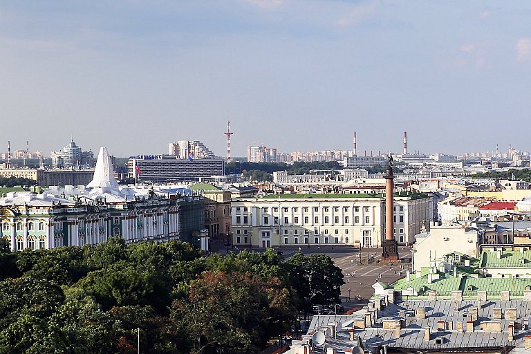Вид на Дворцовую площадь со смотровой площадки Исаакиевского собора