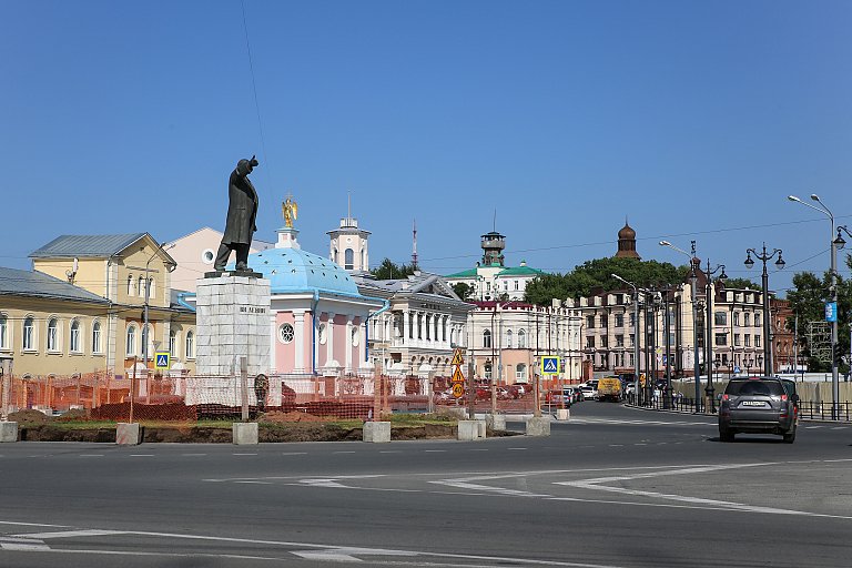 Вид на музей истории Томска с площади Ленина