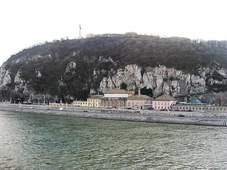 Вид с моста Эржебет в Будапеште на гору Геллерт, цитадель и статую Свободы