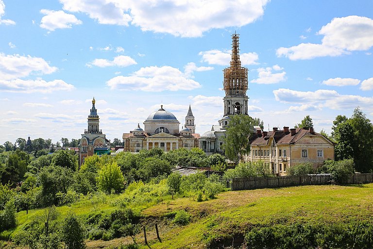 Вид с Новоторжского кремля на Новоторжский Борисоглебский монастырь 