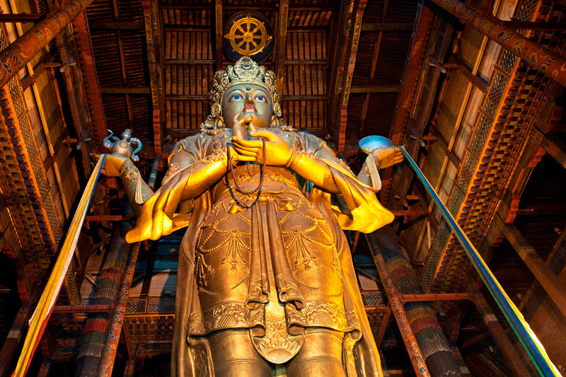 Золотая статуя Мэгжид Жанрайсэг в монастыре Гандан в Улан-Баторе