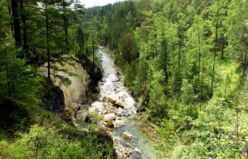 Каскад водопадов на реке Кынгарга