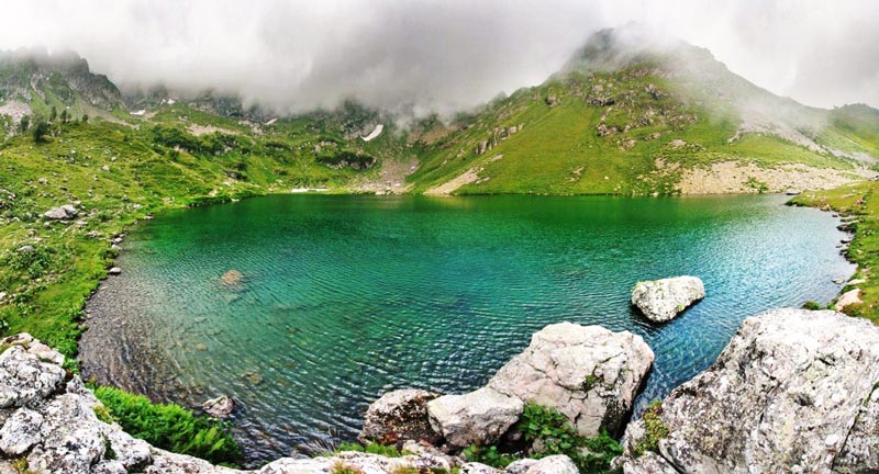 Горное озеро Мзы в Абхазии