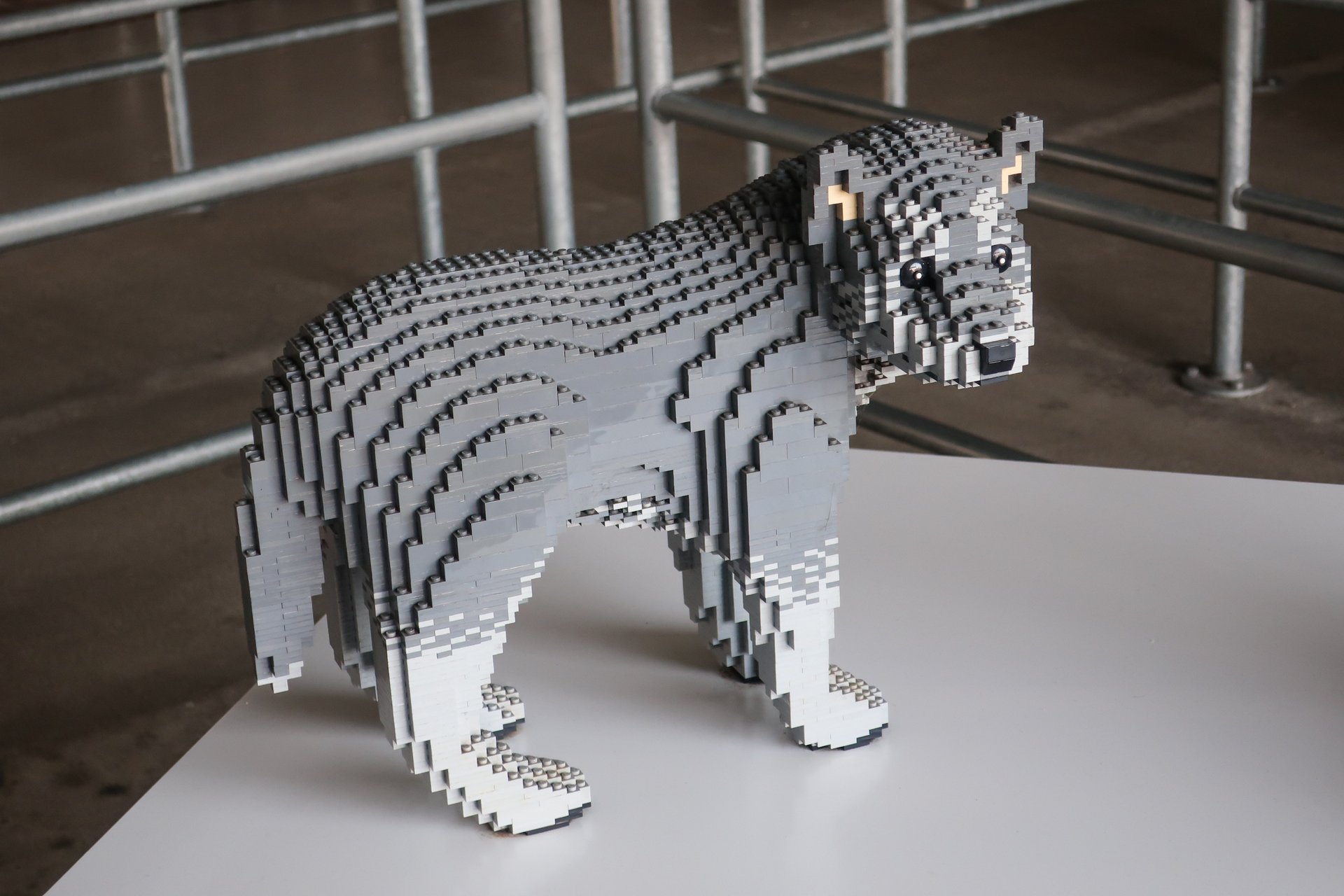Волк из LEGO в парке развлечений Леголенд в Дании