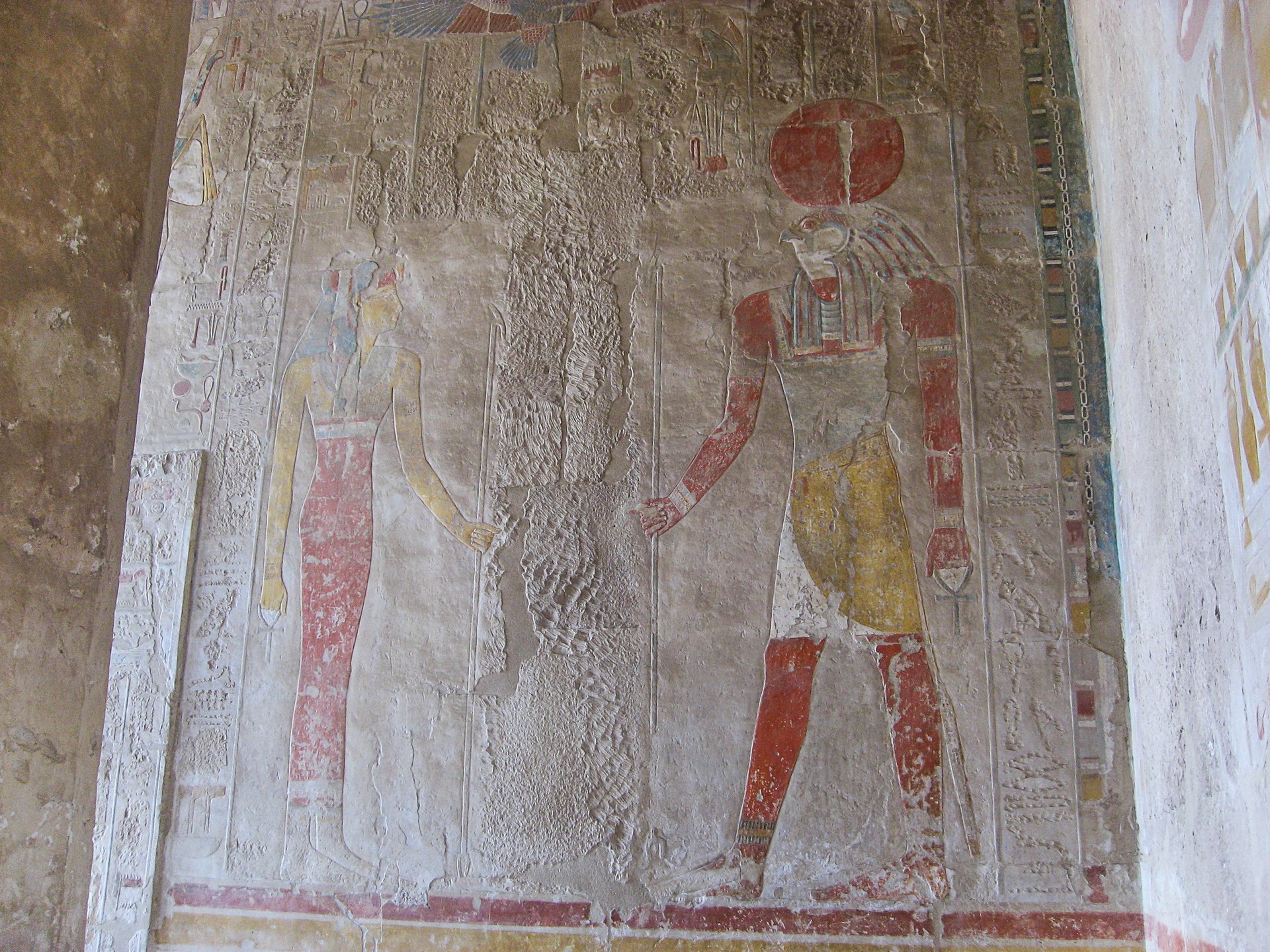 Барельеф внутри храма Хатшепсут в Египте