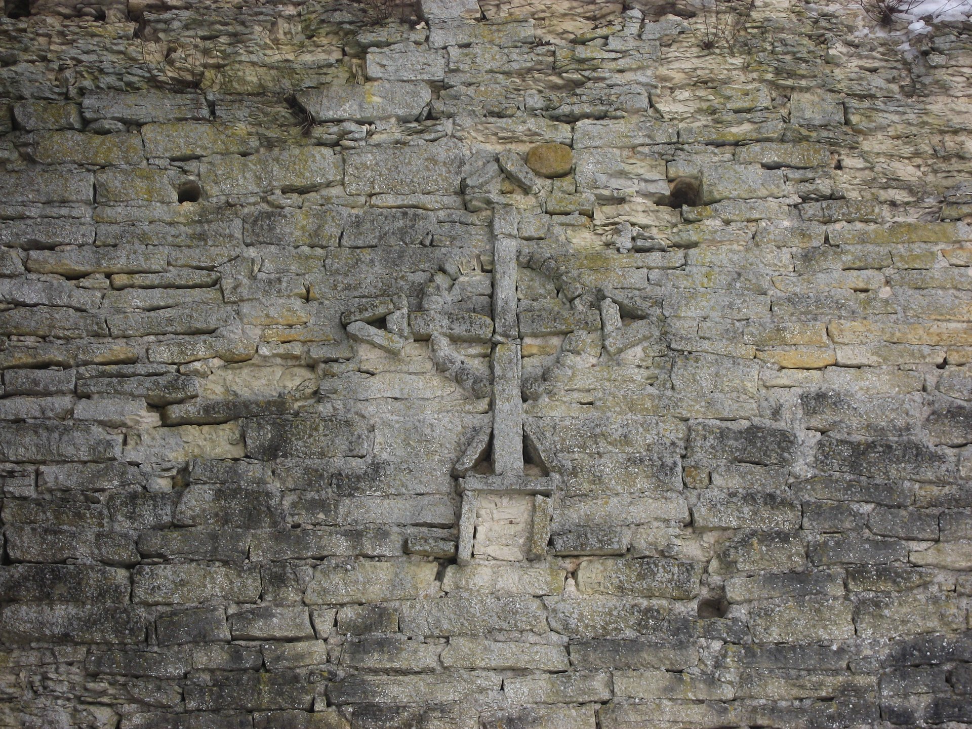 Крест на стене Изборской крепости