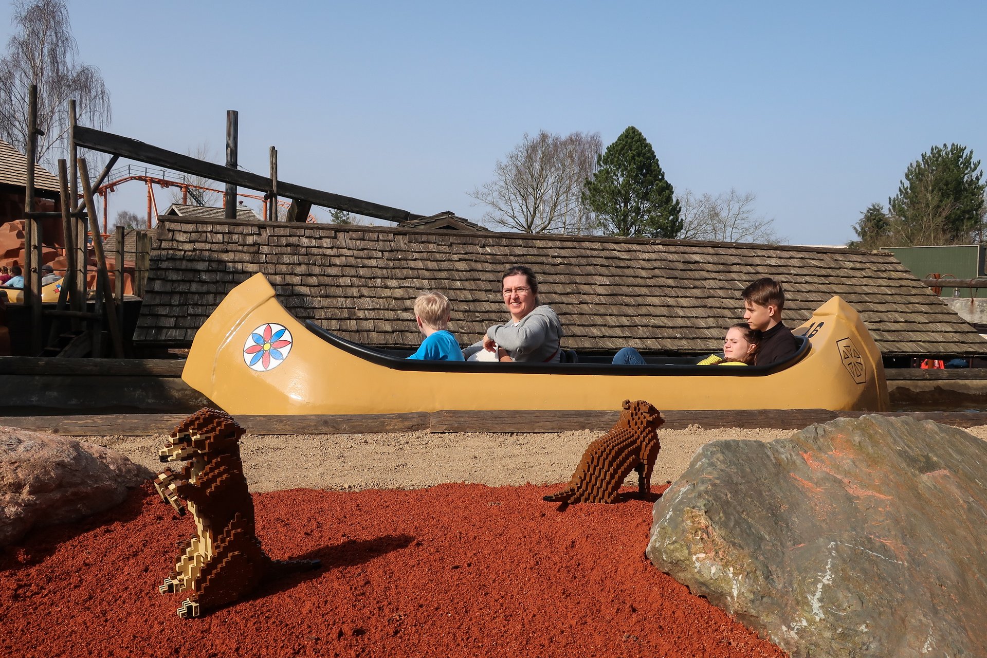 Лодка в стиле индейского каяка в парке развлечений Леголенд в Дании