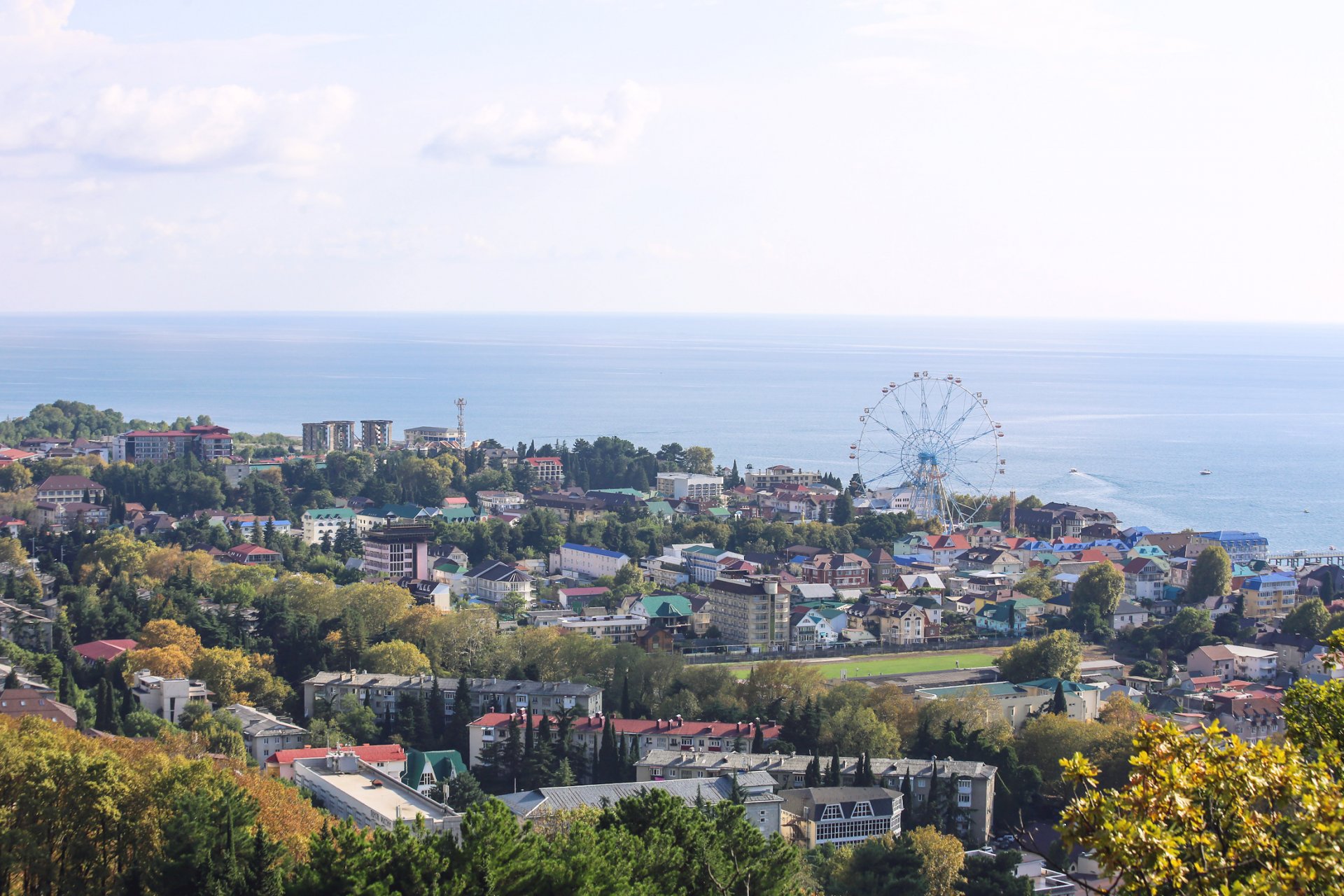 Вид на центр курорта Лазаревское на черноморском побережье Кавказа