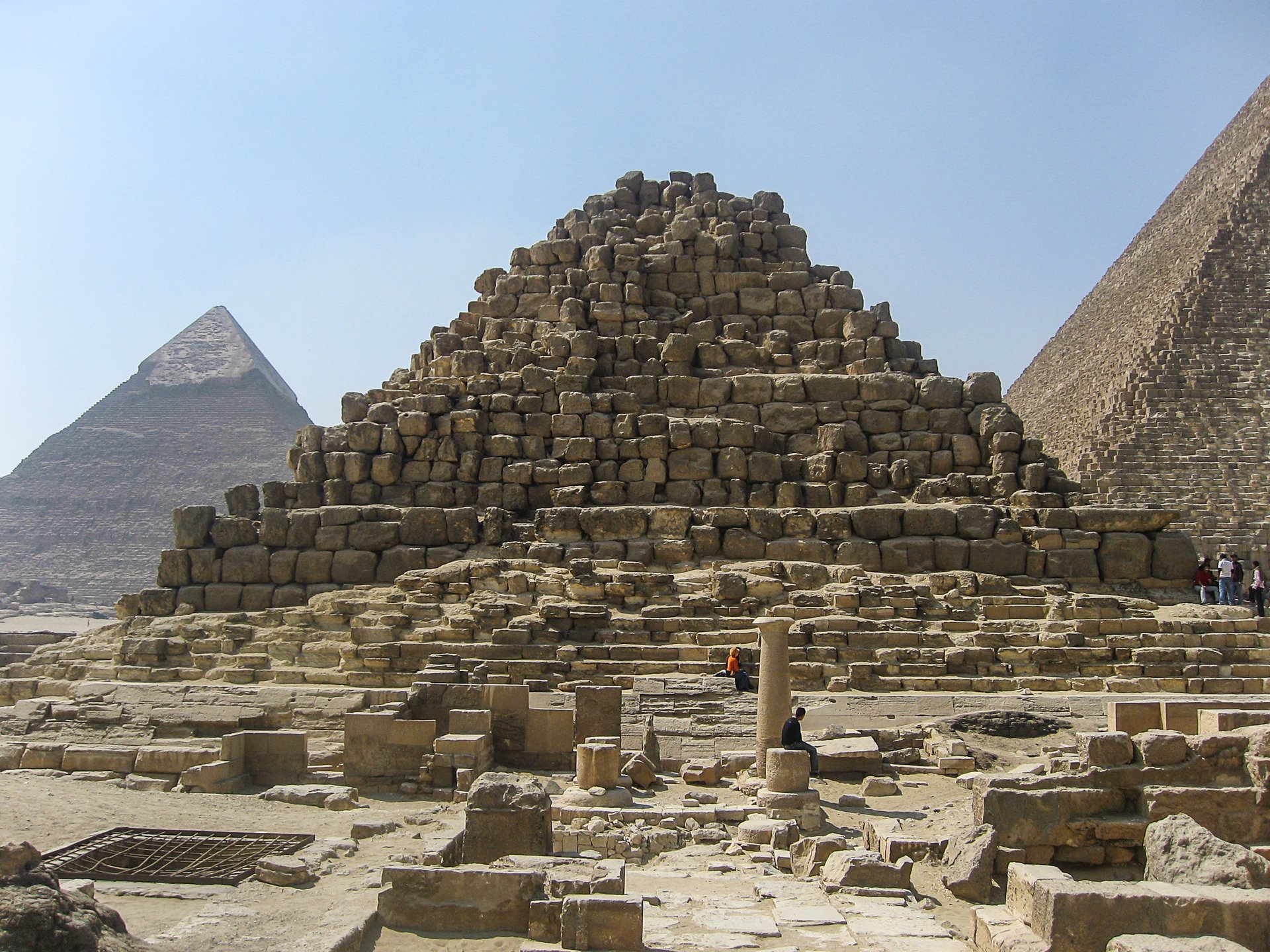 Маленькая пирамида в Египте. Слева на заднем плане пирамида Хеопса