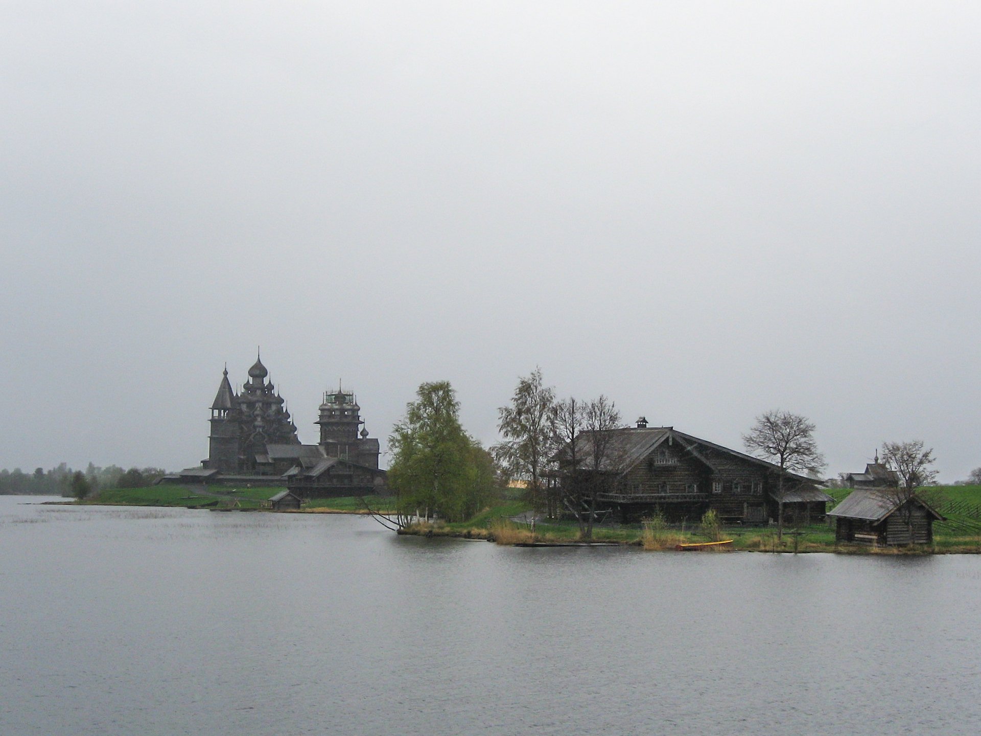 Вид с Онежского озера на музей-заповедник Кижи