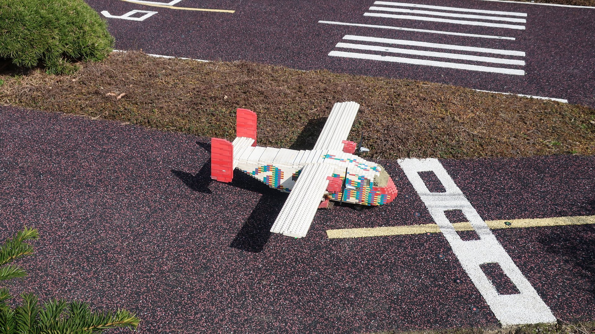 Самолет из LEGO в парке развлечений Леголенд в Дании