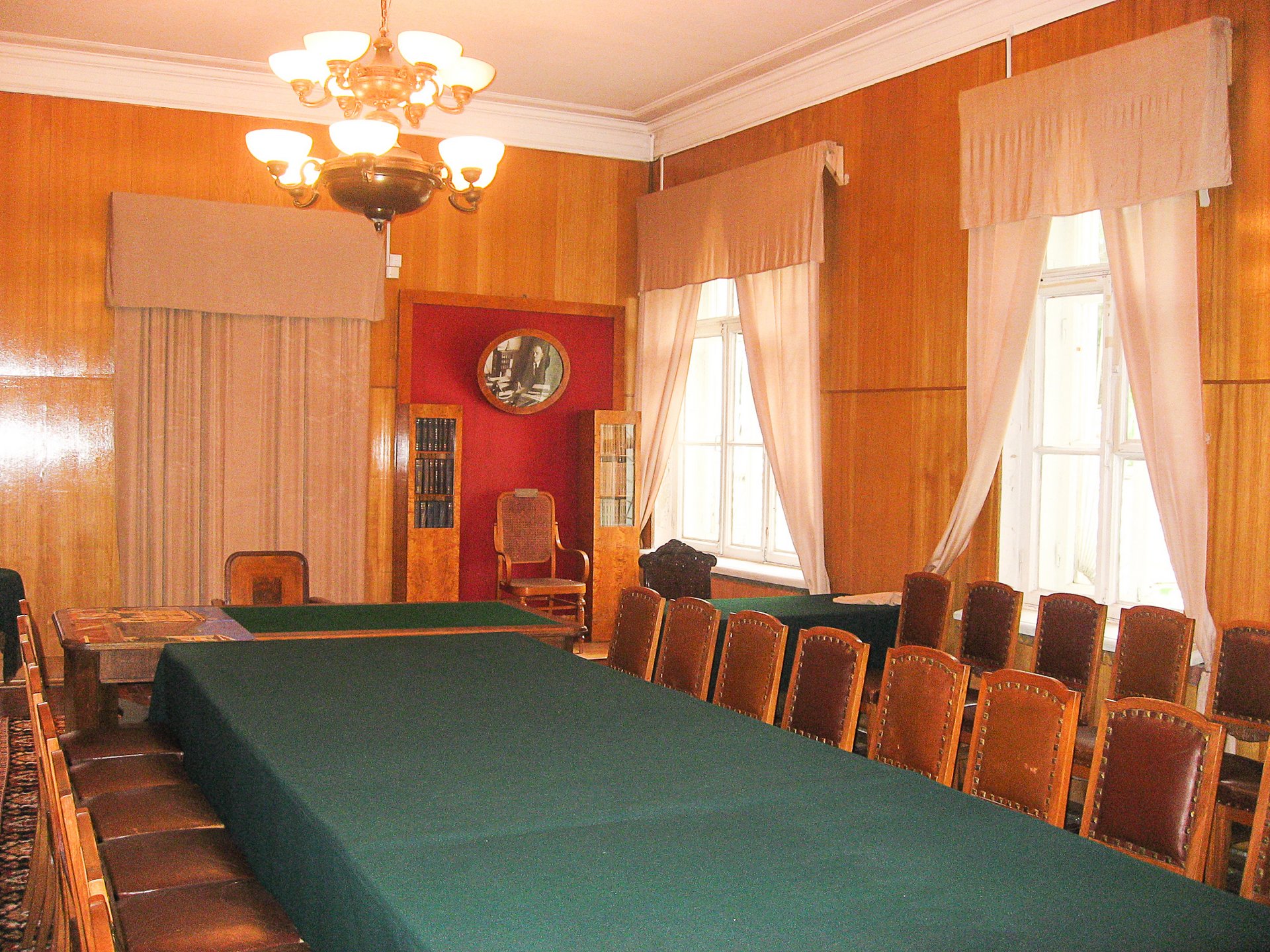 Рабочий кабинет Ленина в Кремле - экспонат музея Горки Ленинские