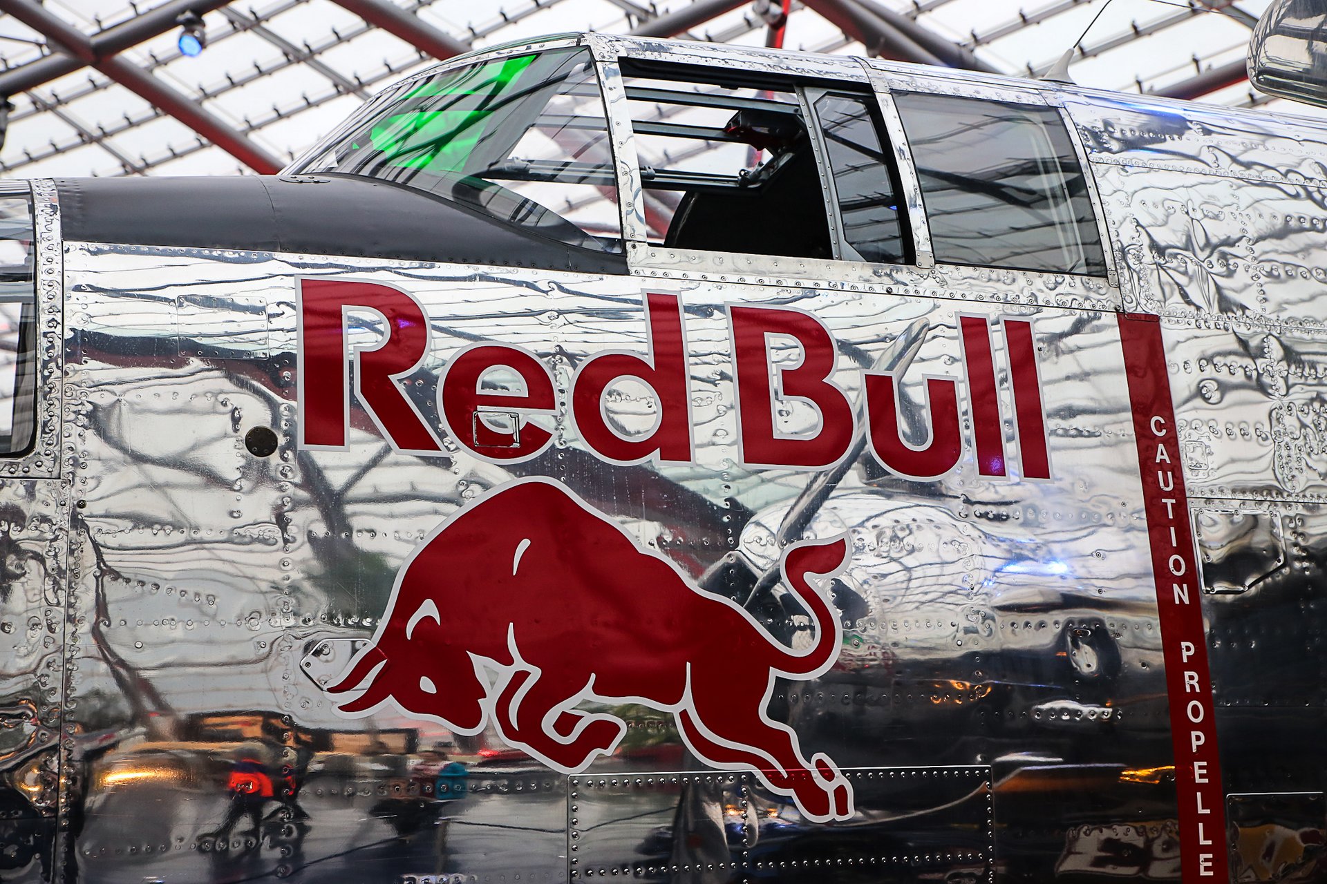 Логотип "Red Bull" на фюзеляже самолета Б-25 "Митчелл"