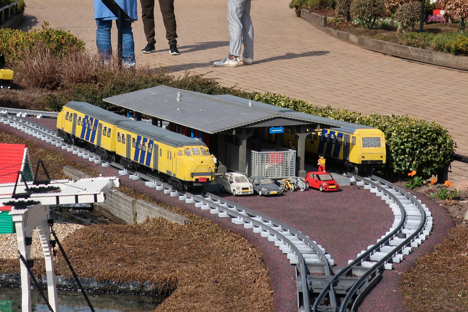 Макет железнодорожной станции в парке развлечений Леголенд в Дании