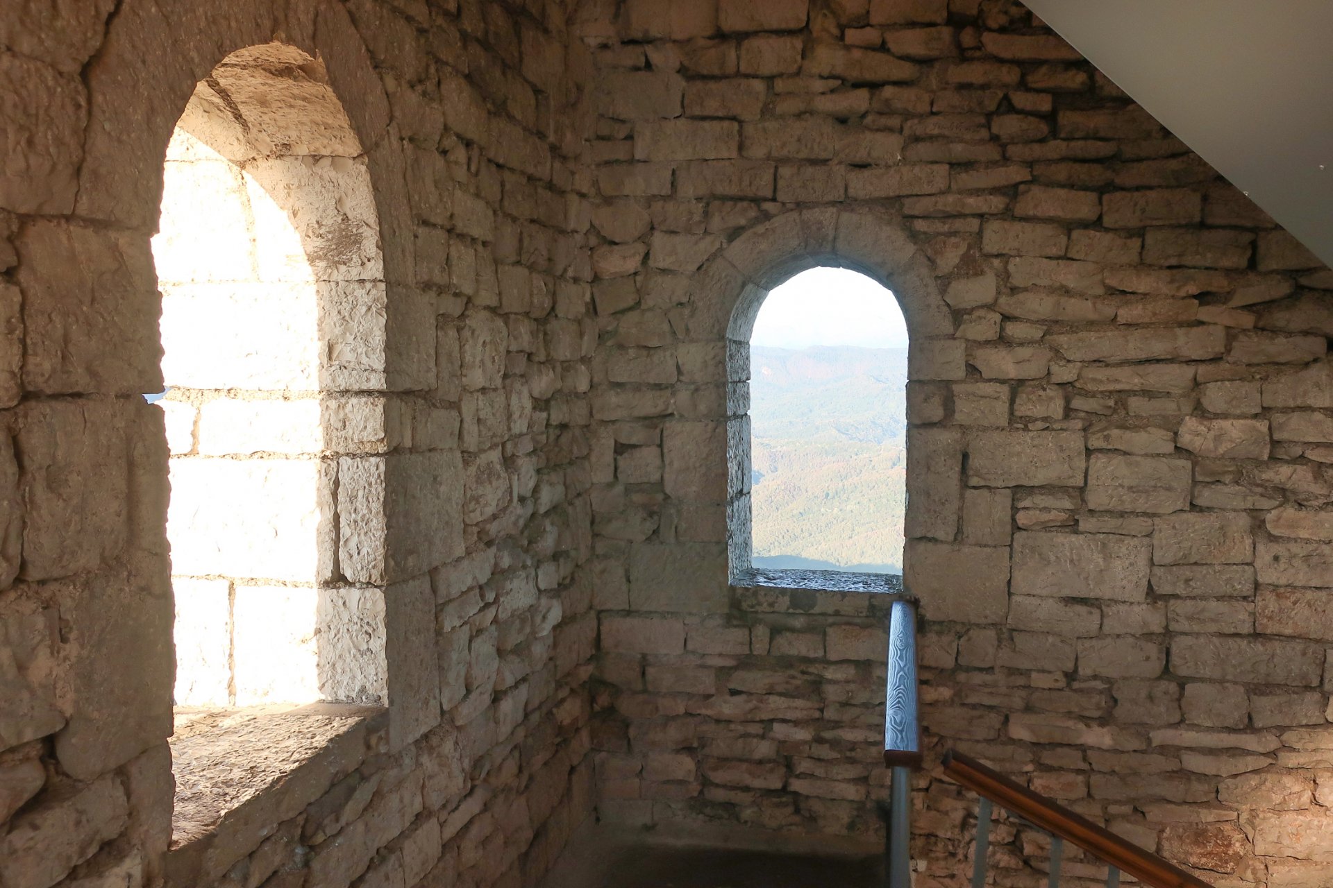 Окна башни на горе Ахун