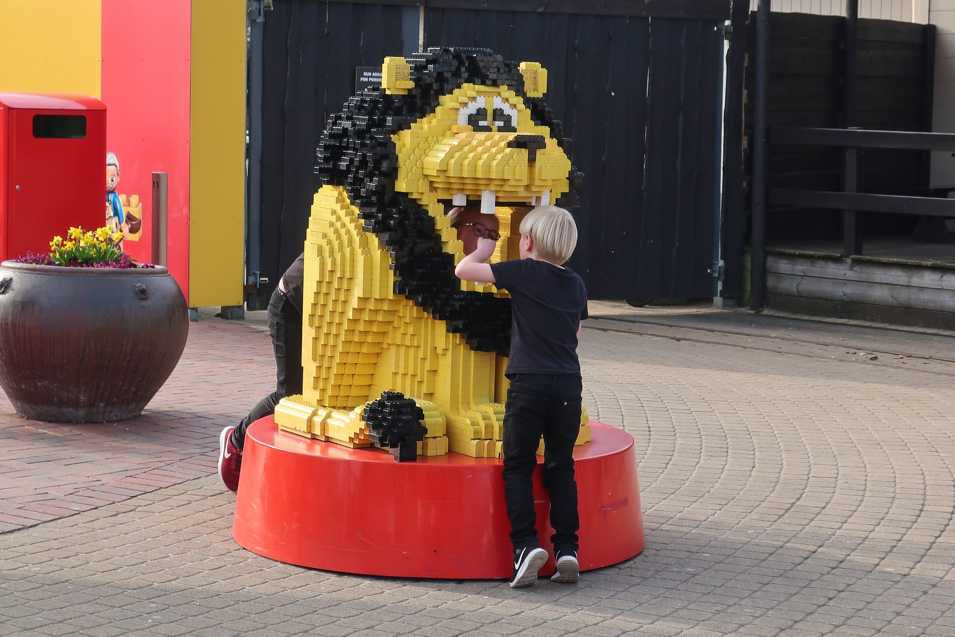 Лев из конструкторов LEGO в парке развлечений Леголенд в Дании
