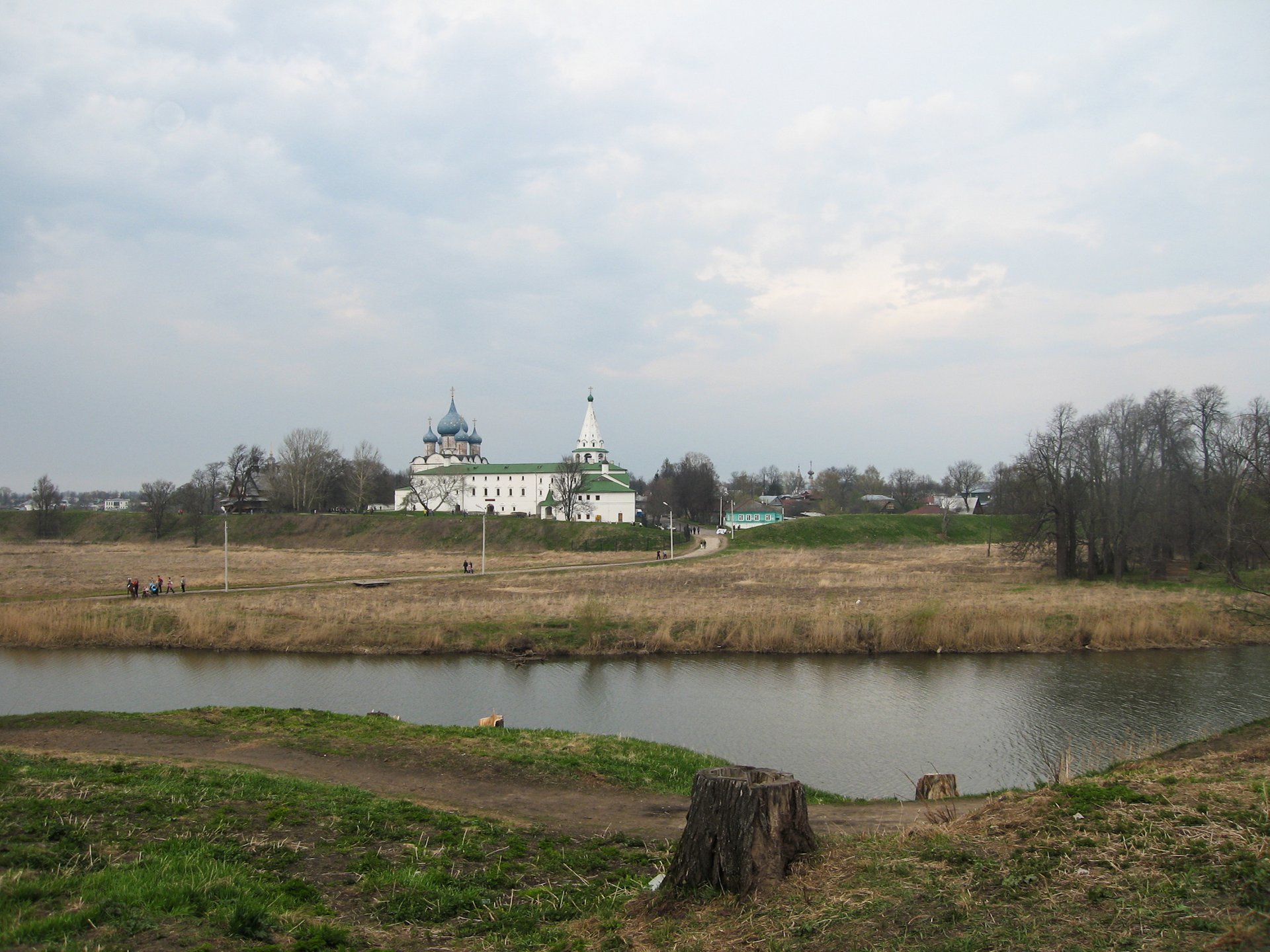 Суздальский кремль и река Каменка