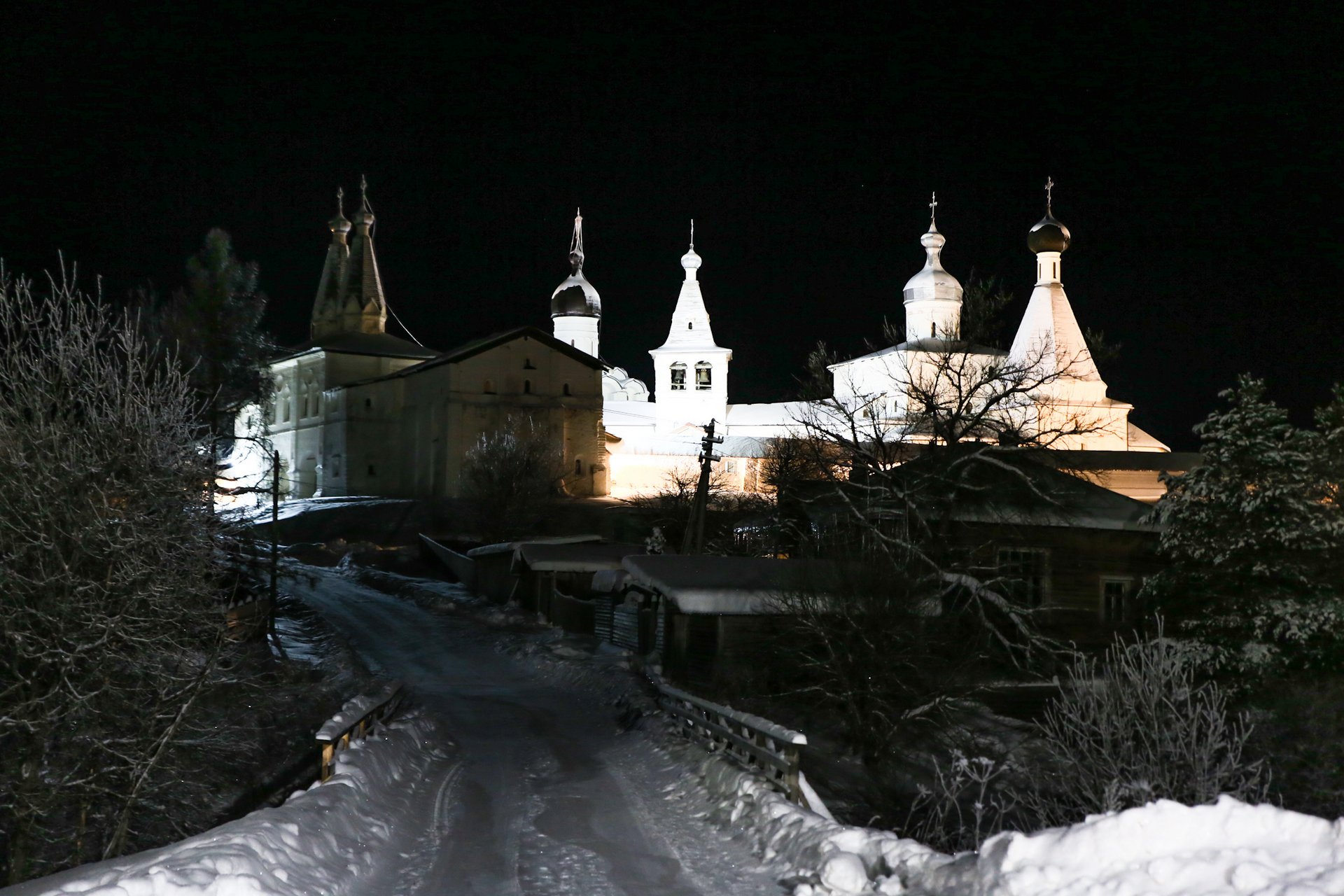Вид на Ферапонтов монастырь в вечерней подстветке