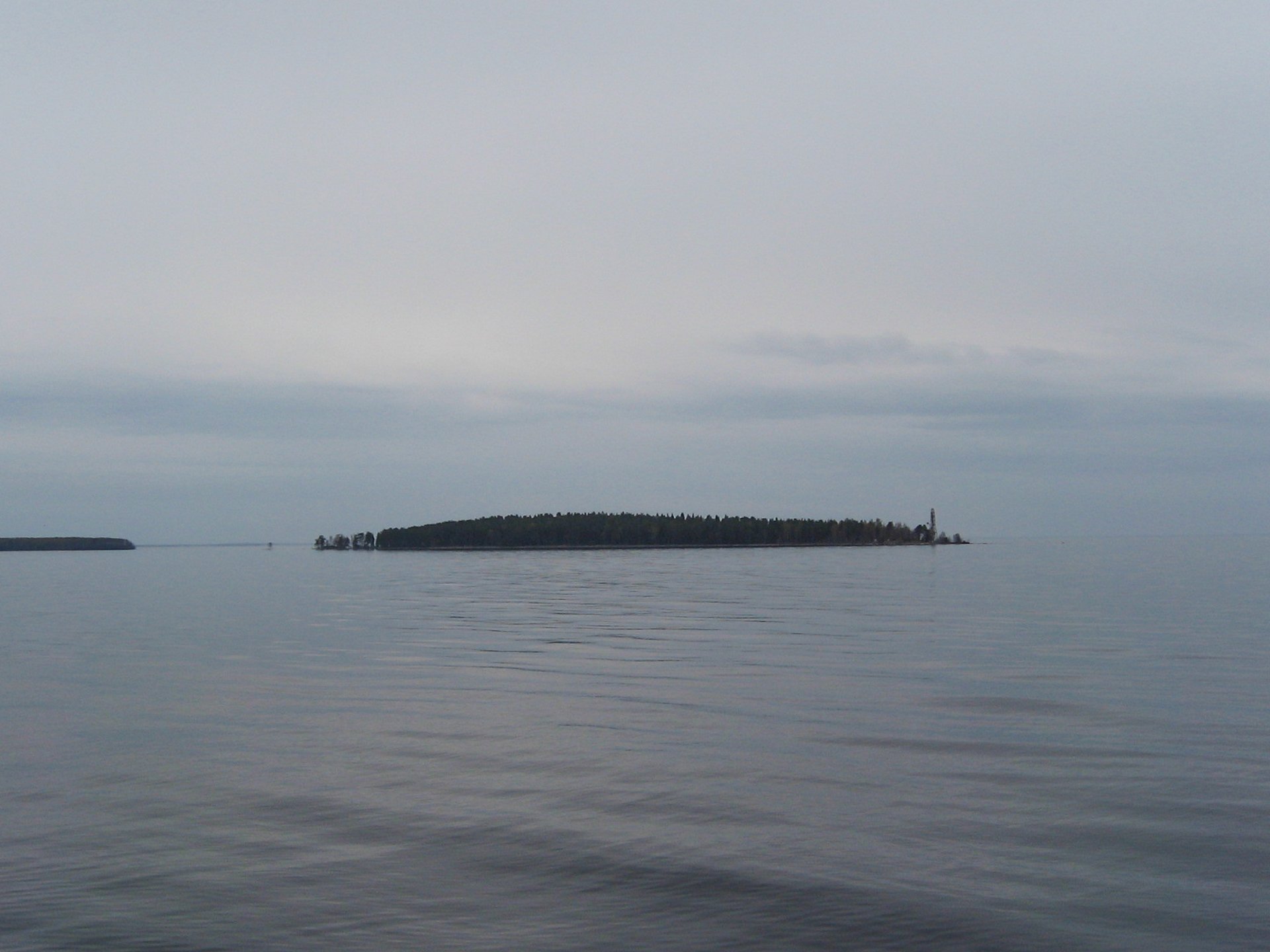 Остров в Онежском озере по пути из Петрозаводска в Кижи