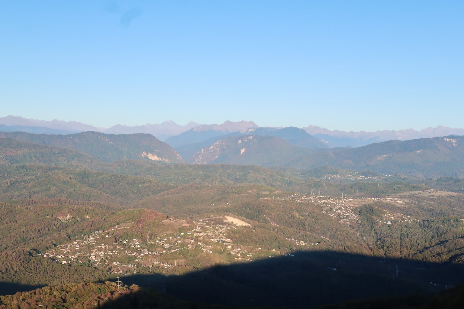 Вид на Кавказские горы со смотровой площадки на горе Ахун