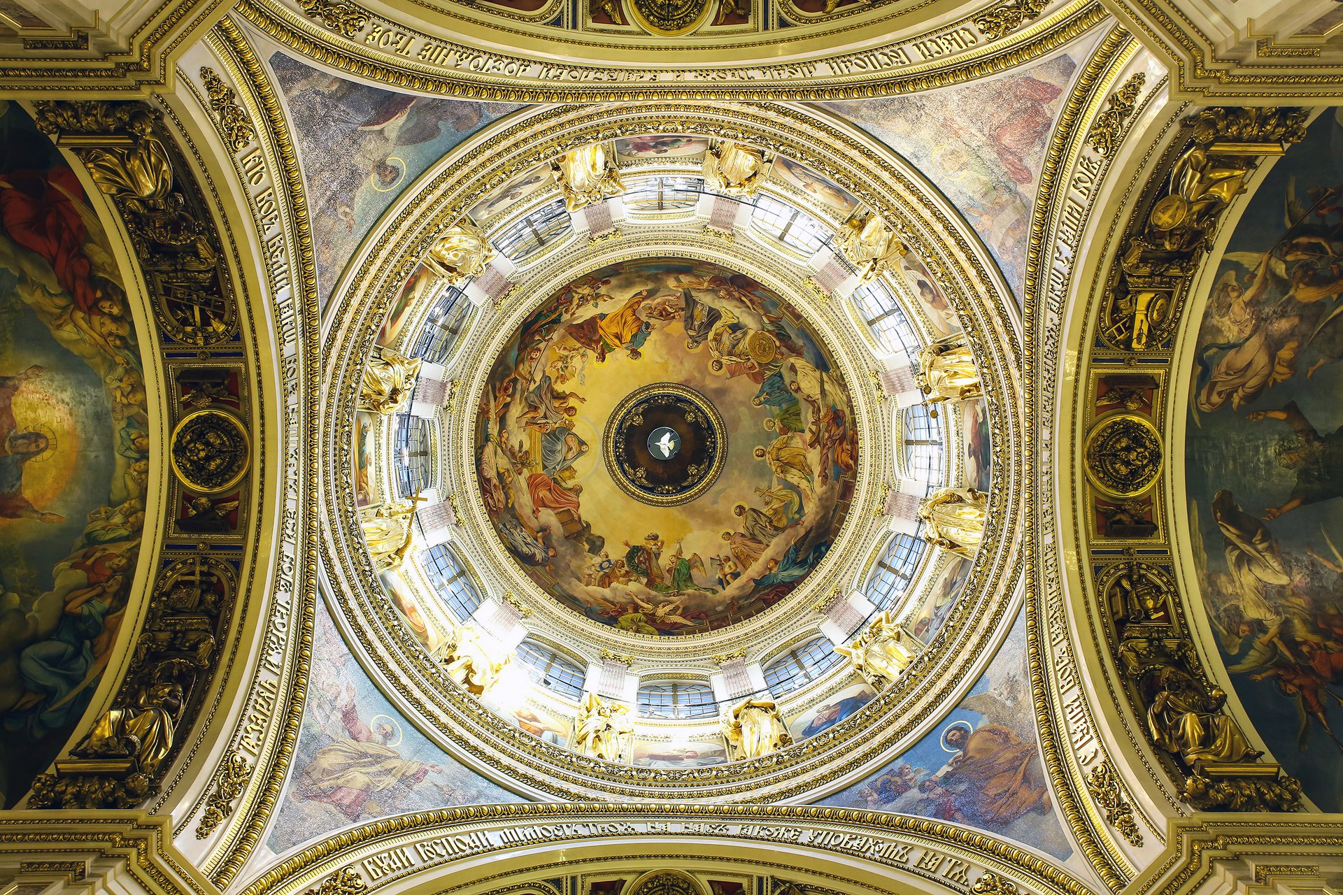 Купол Исаакиевского собора в Санкт-Петербурге - вид внутри собора