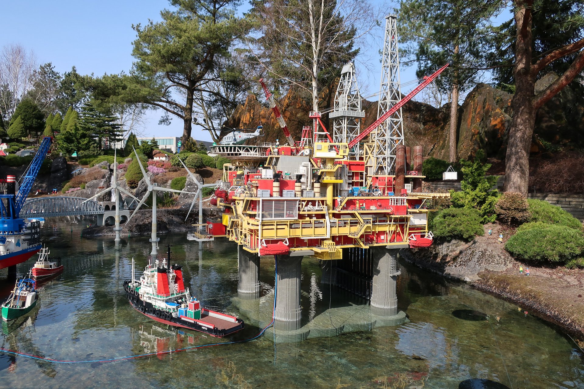 Макет плавучей нефтяной платформы в парке развлечений Леголенд в Дании