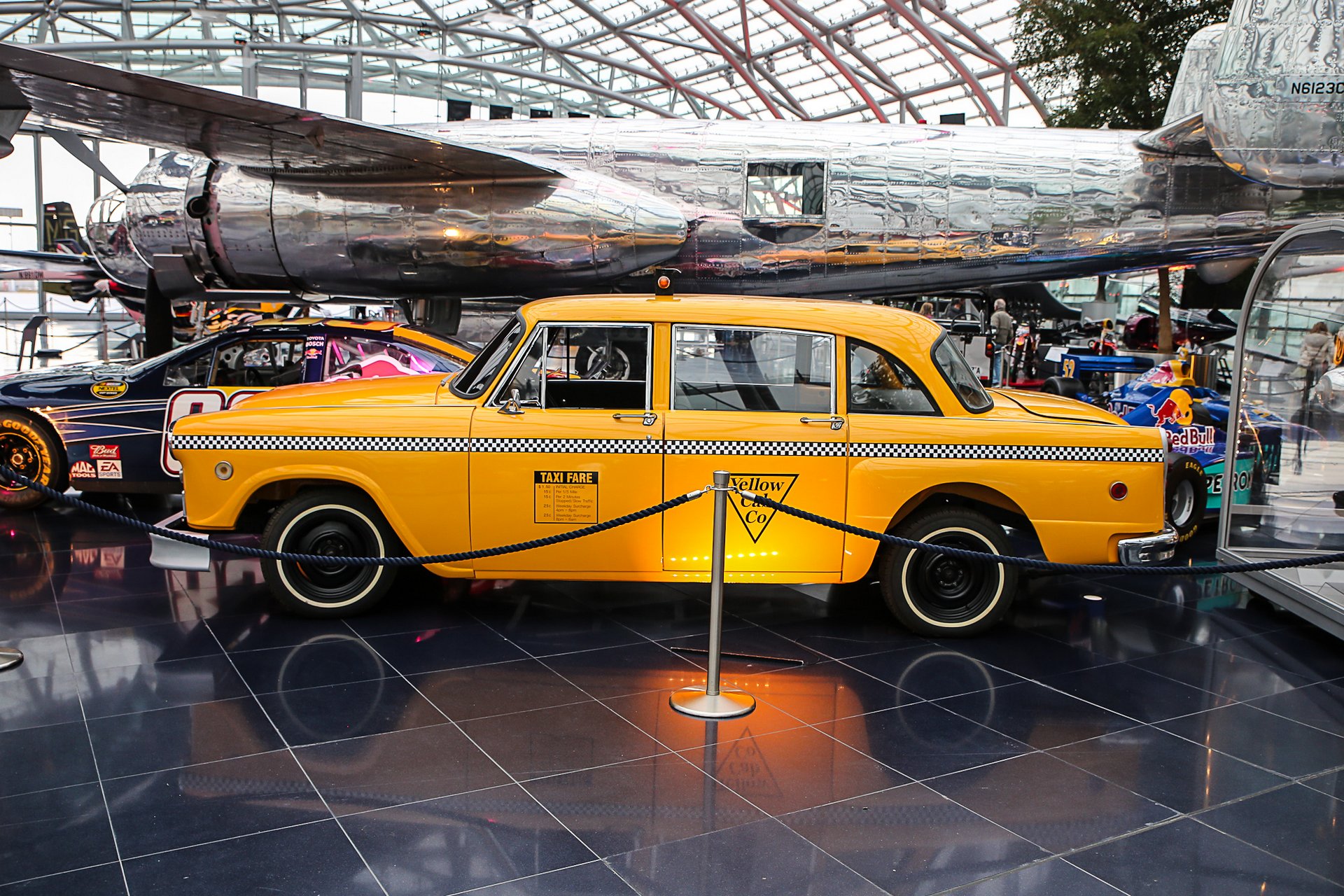 Желтое американское такси в музее Ангар-7 в Австрии