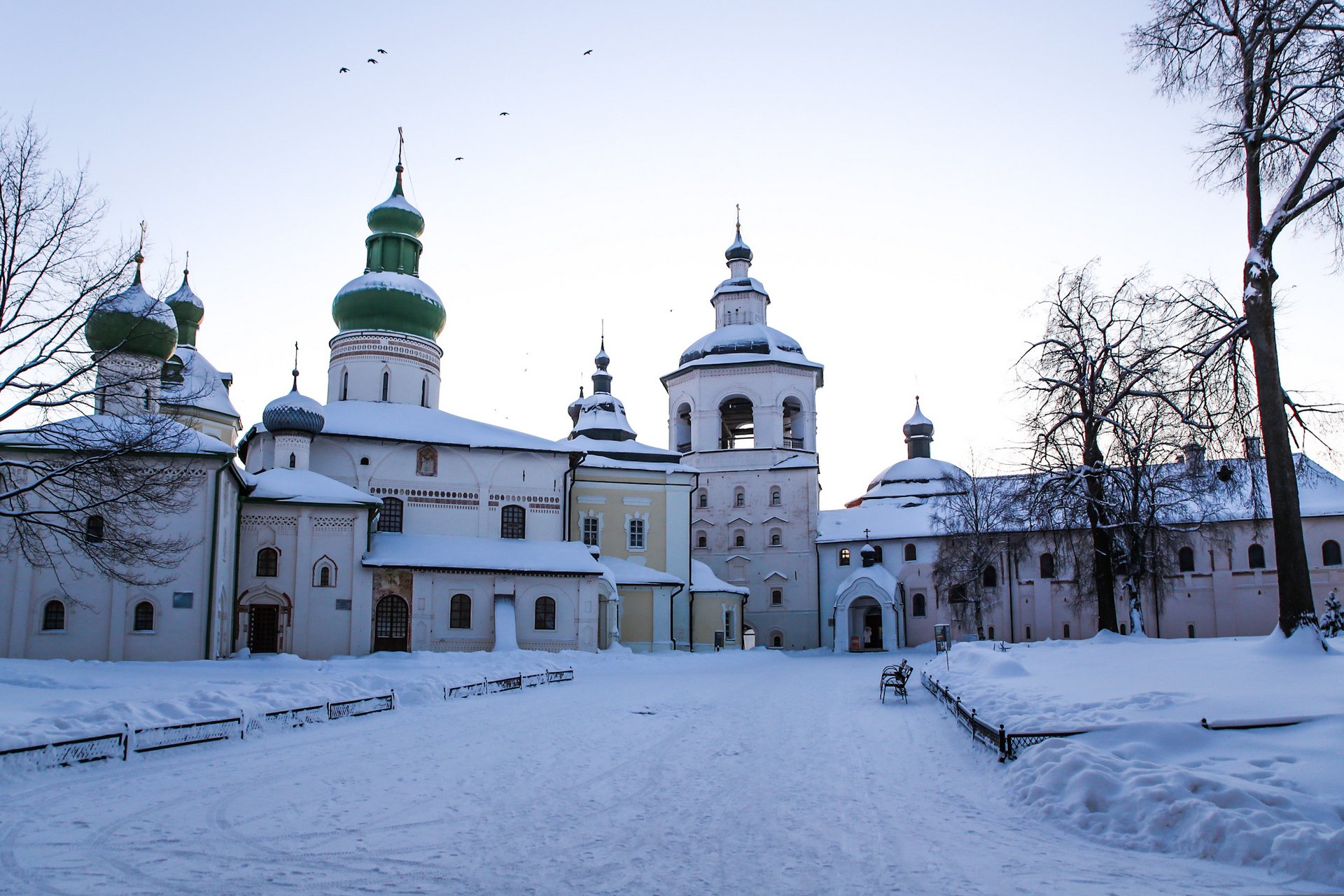 Успенский собор с церквями и колокольней в Кирилло-Белозерском монастыре