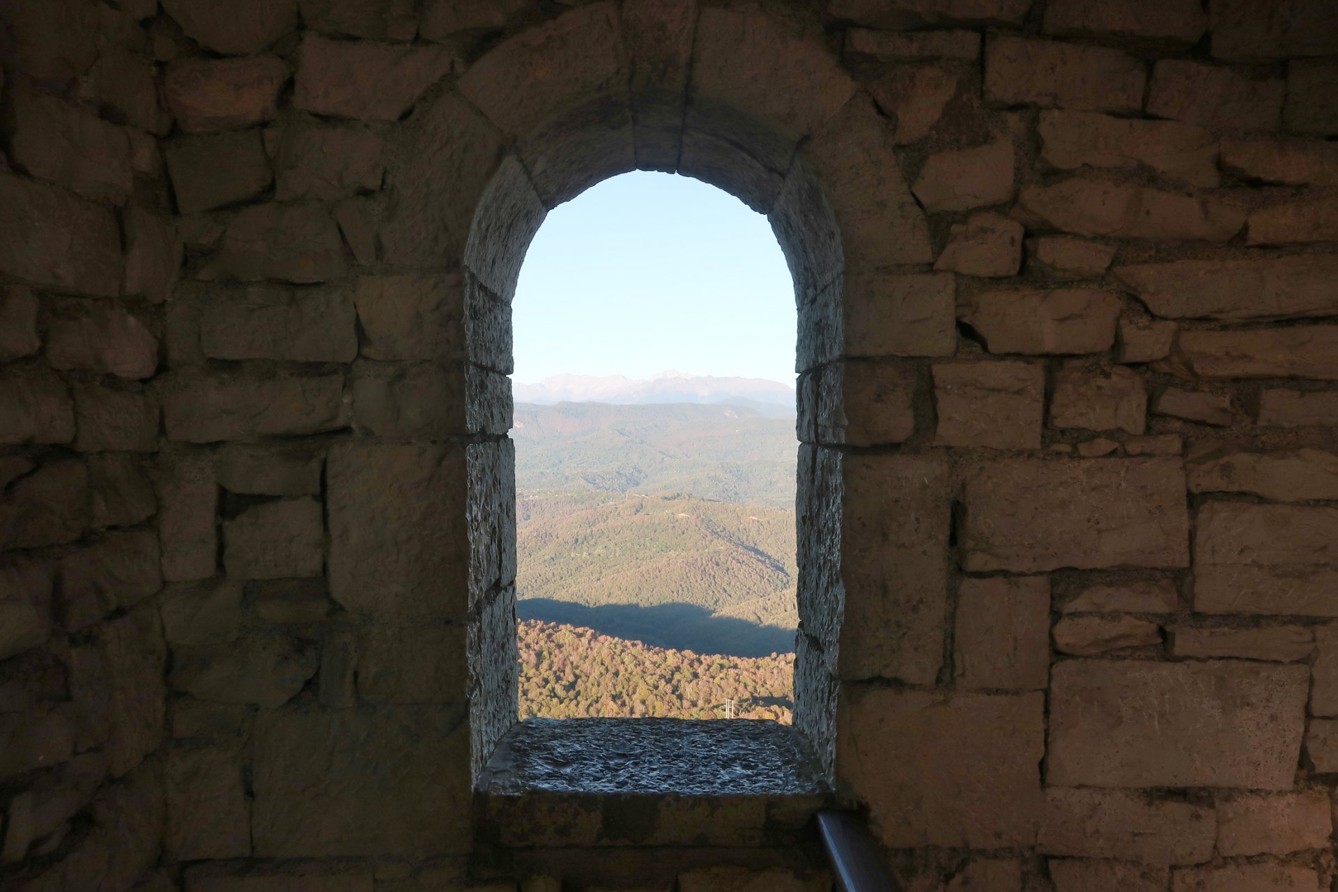 Окно в стене башни на горе Ахун