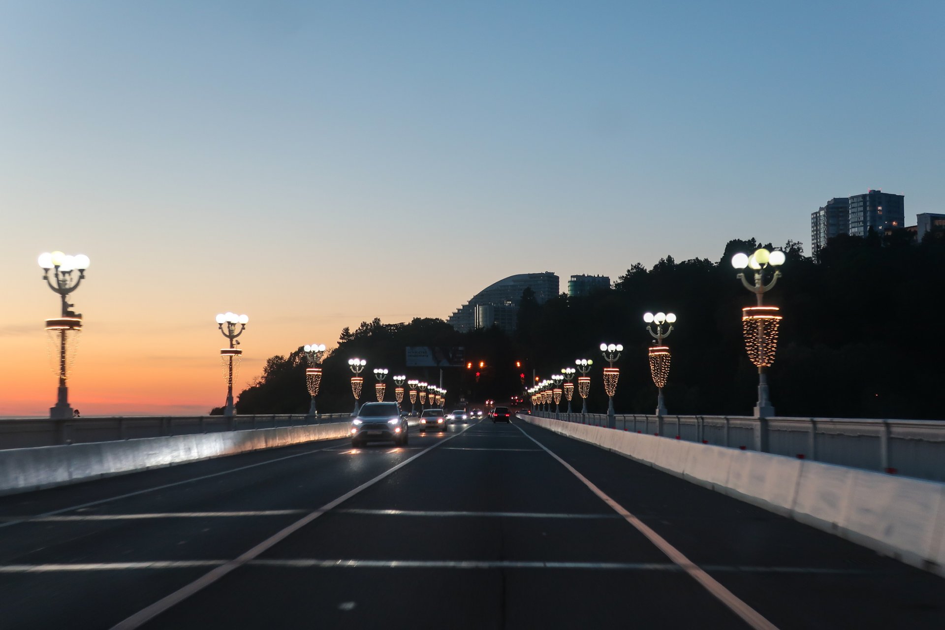Вечерний Сочи - фонари на мосту