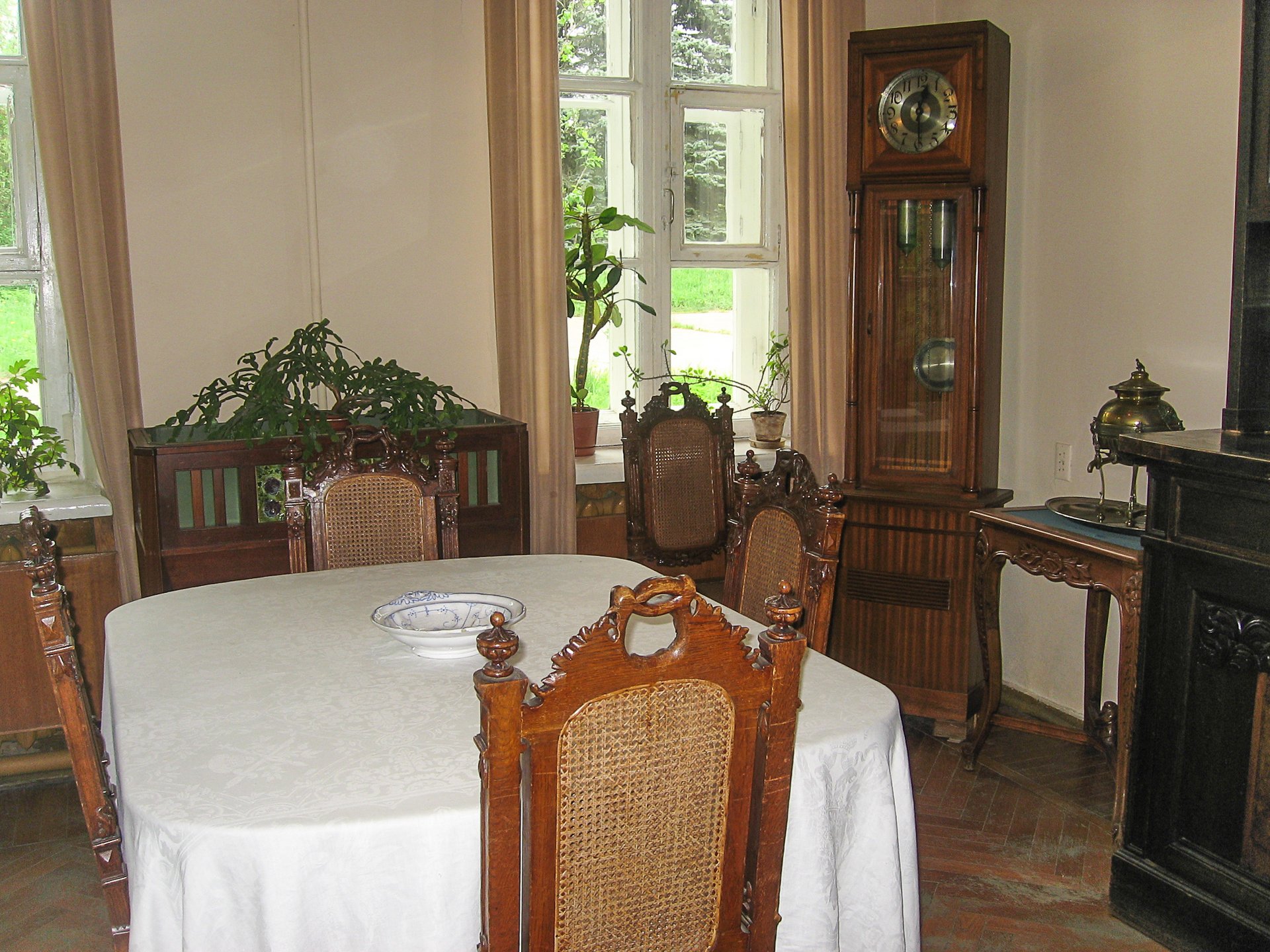 Обеденный стол в музее Горки Ленинские