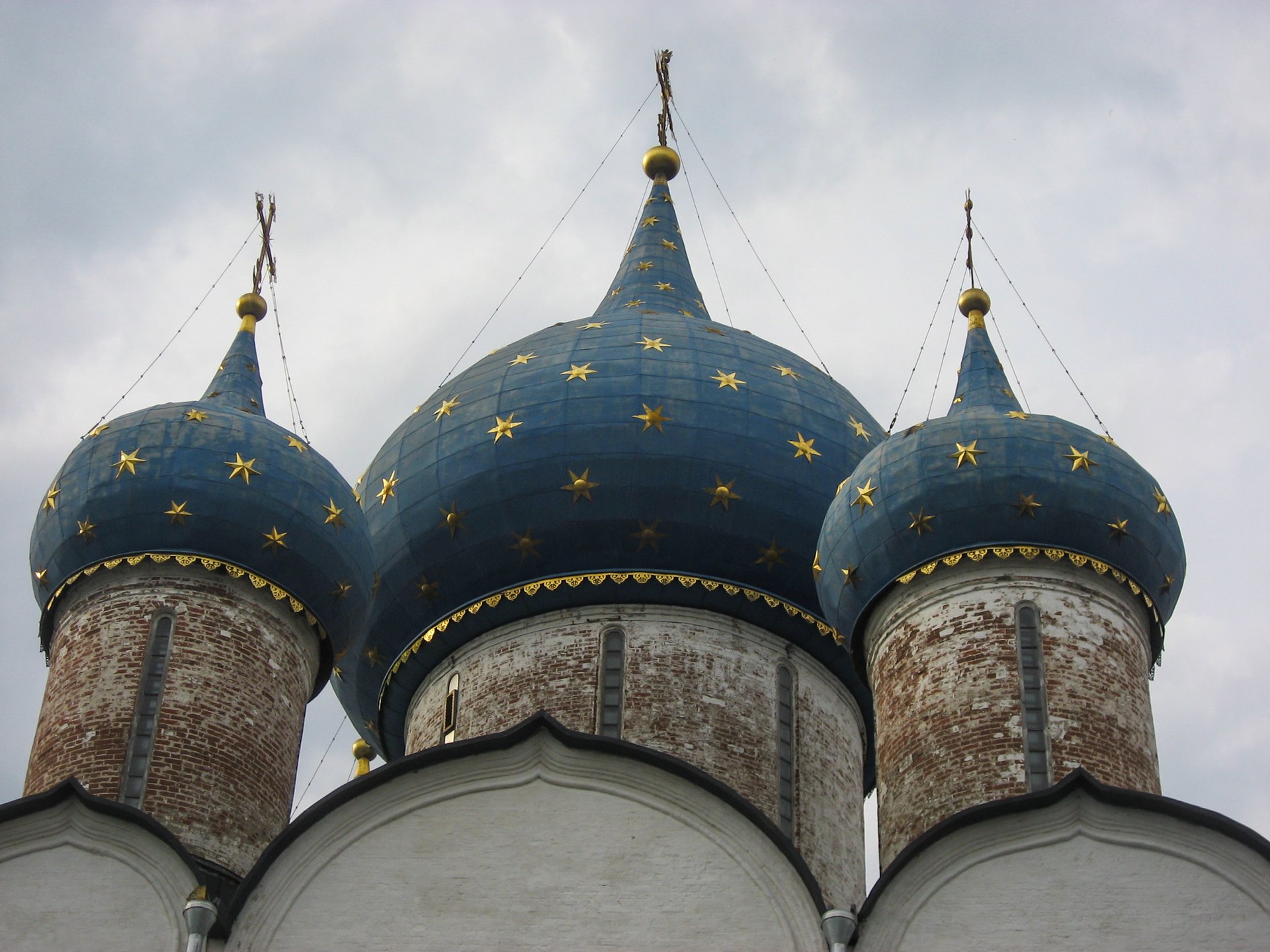 Купола Богородице-Рождественского собора в Суздале
