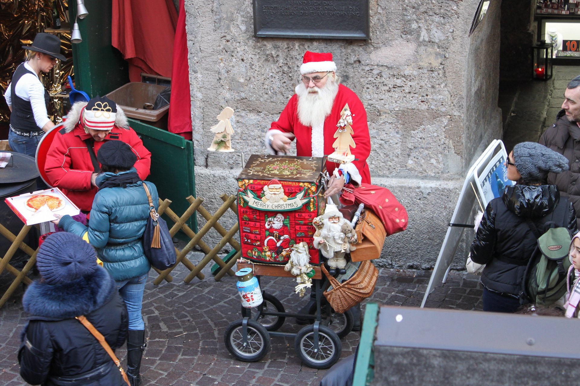 Санта-Клаус на центральной площади Инсбрука