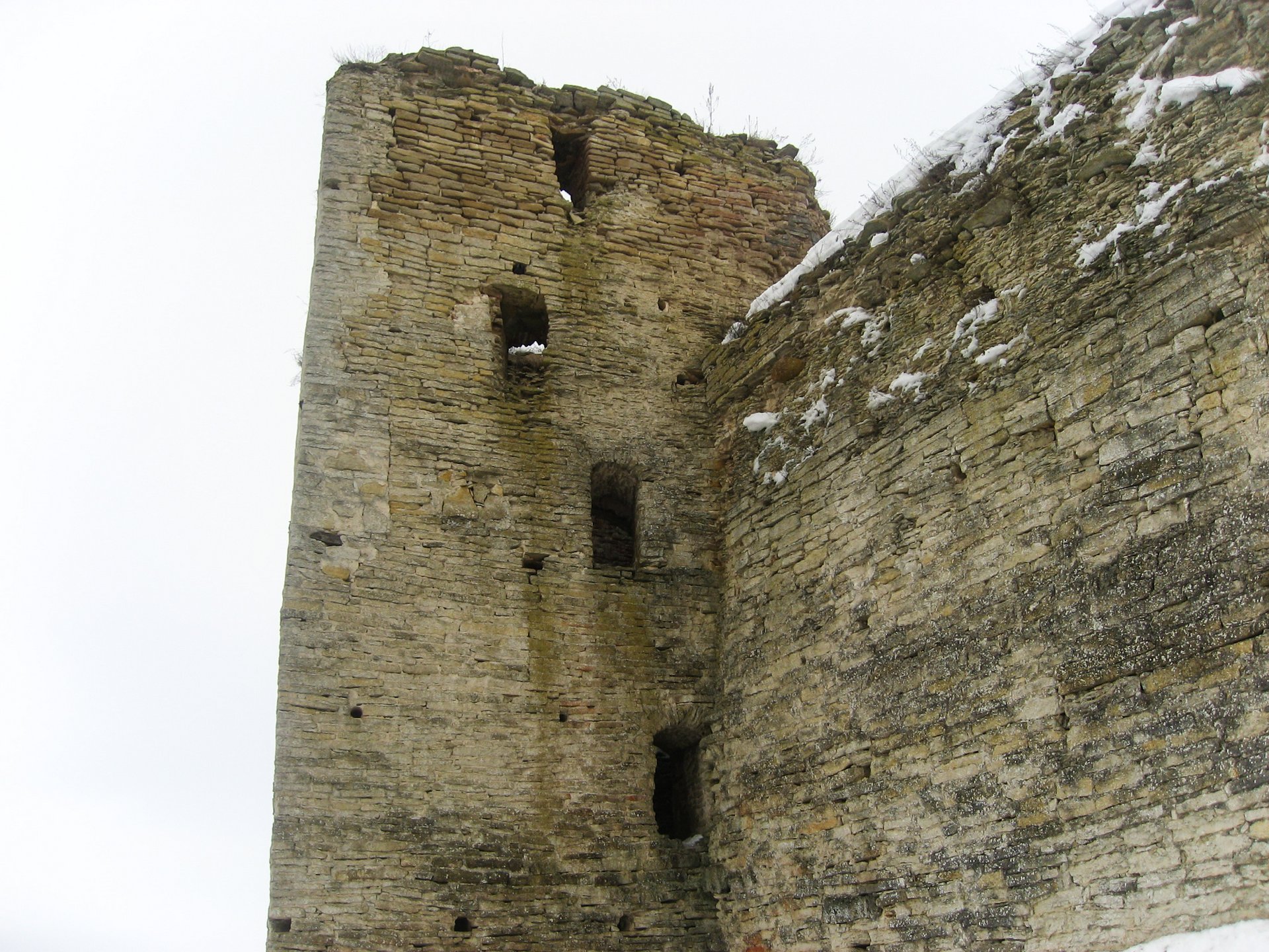 Стены Изборской крепости