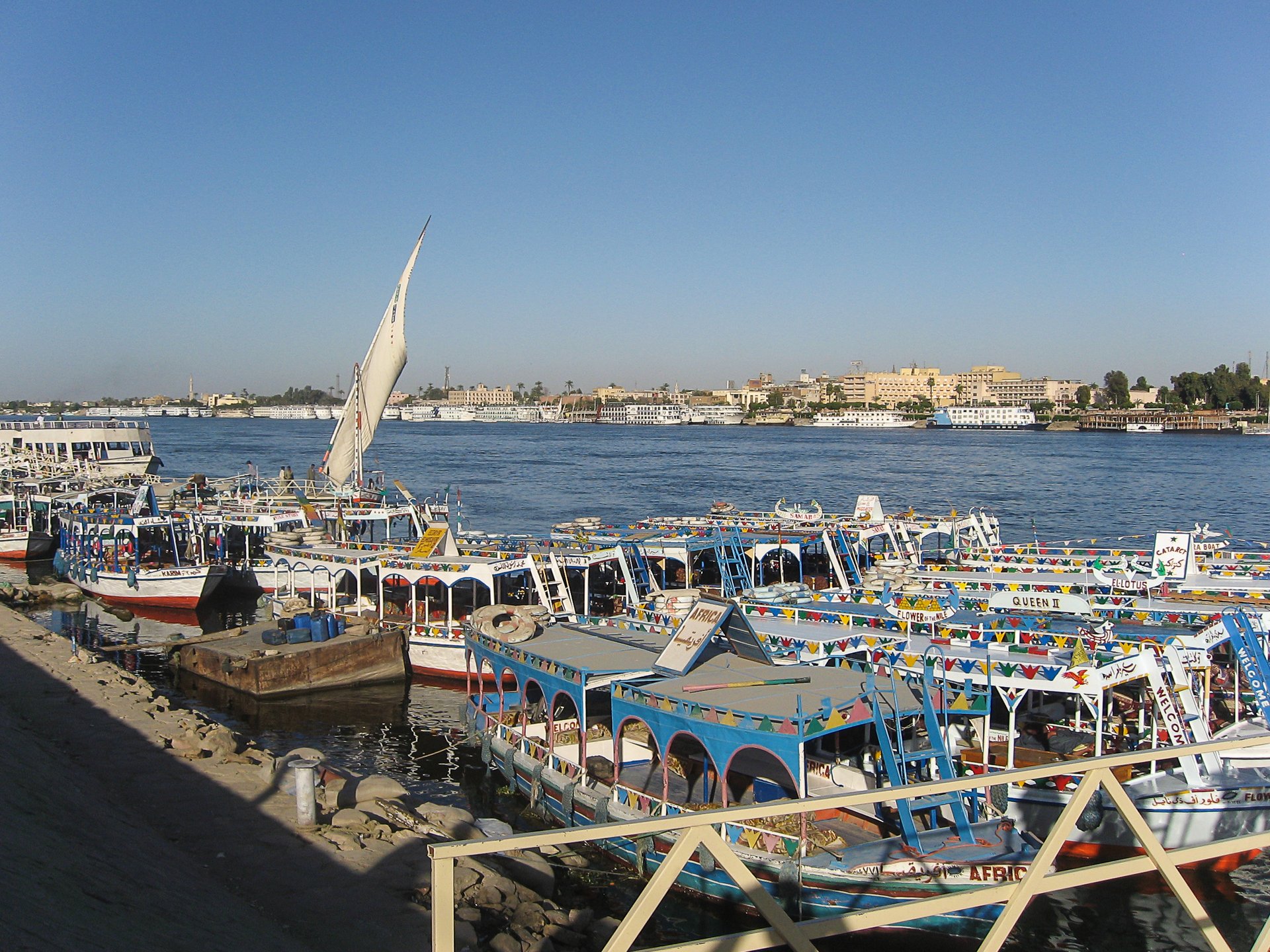 Река Нил и лодки в Луксоре