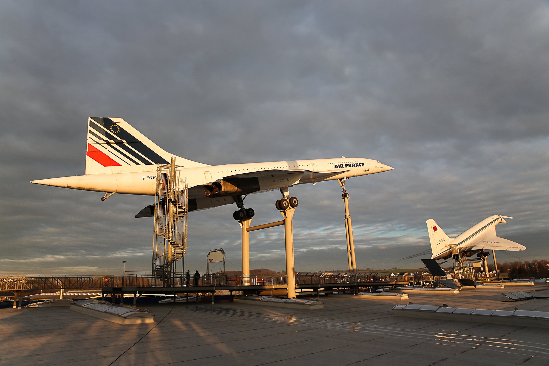 Авиалайнеры Конкорд и Ту-144 рядом в музее техники в Зинсхайме